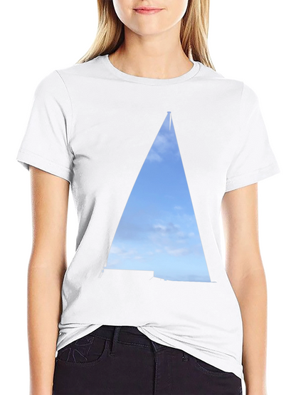 Camiseta Negra con Diseño de Velero Abstracto