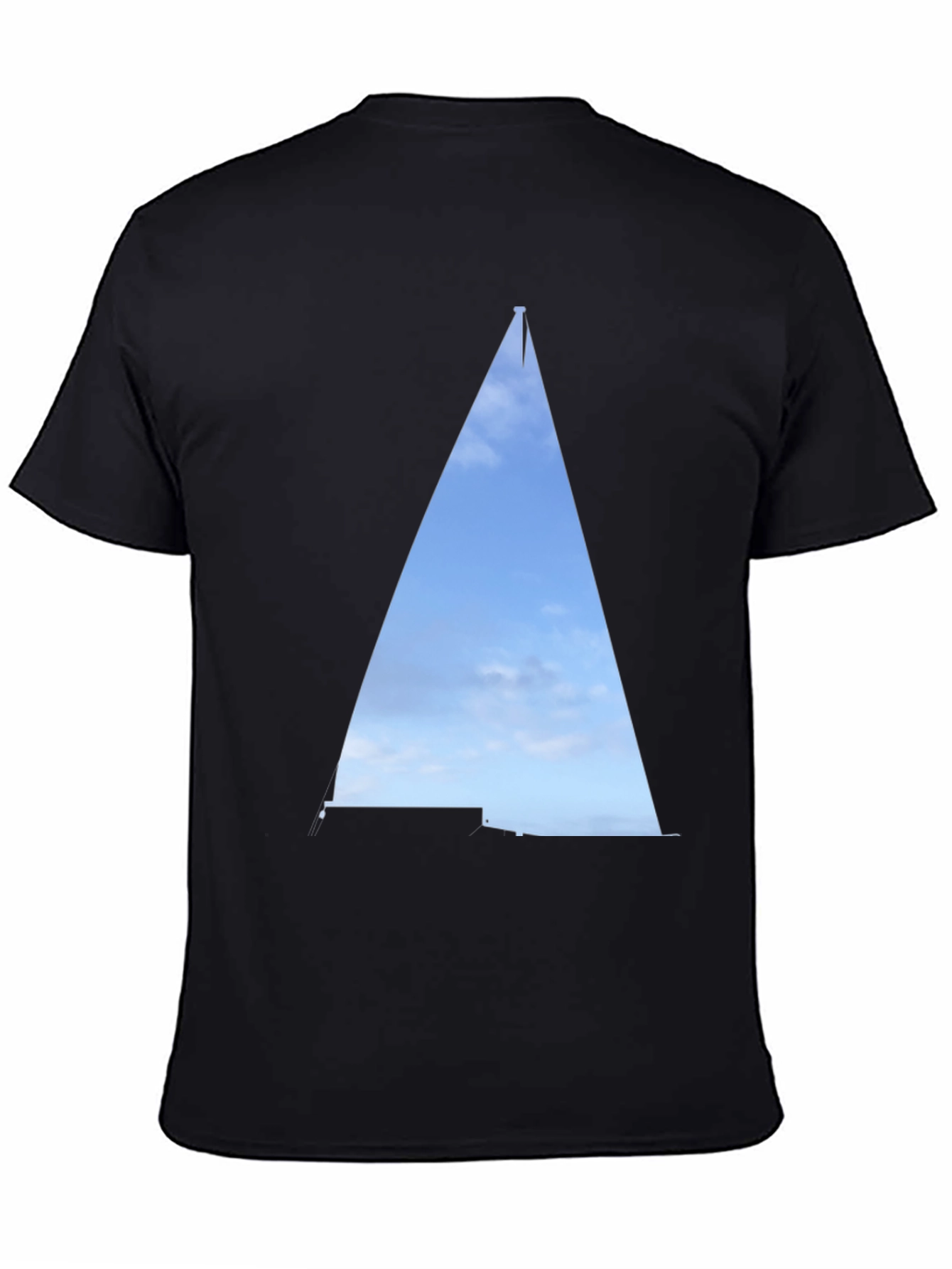 Camiseta Negra con Diseño de Velero Abstracto