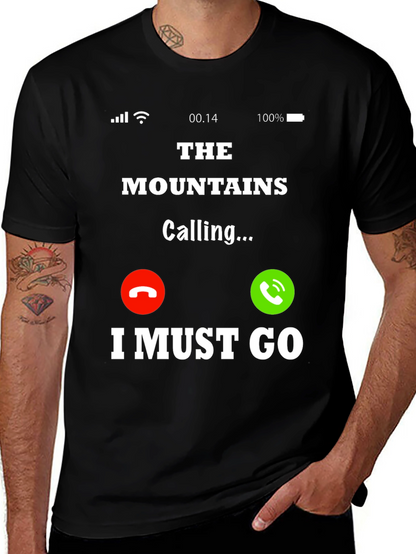Camiseta Negra The Mountains Are Calling para Aventura