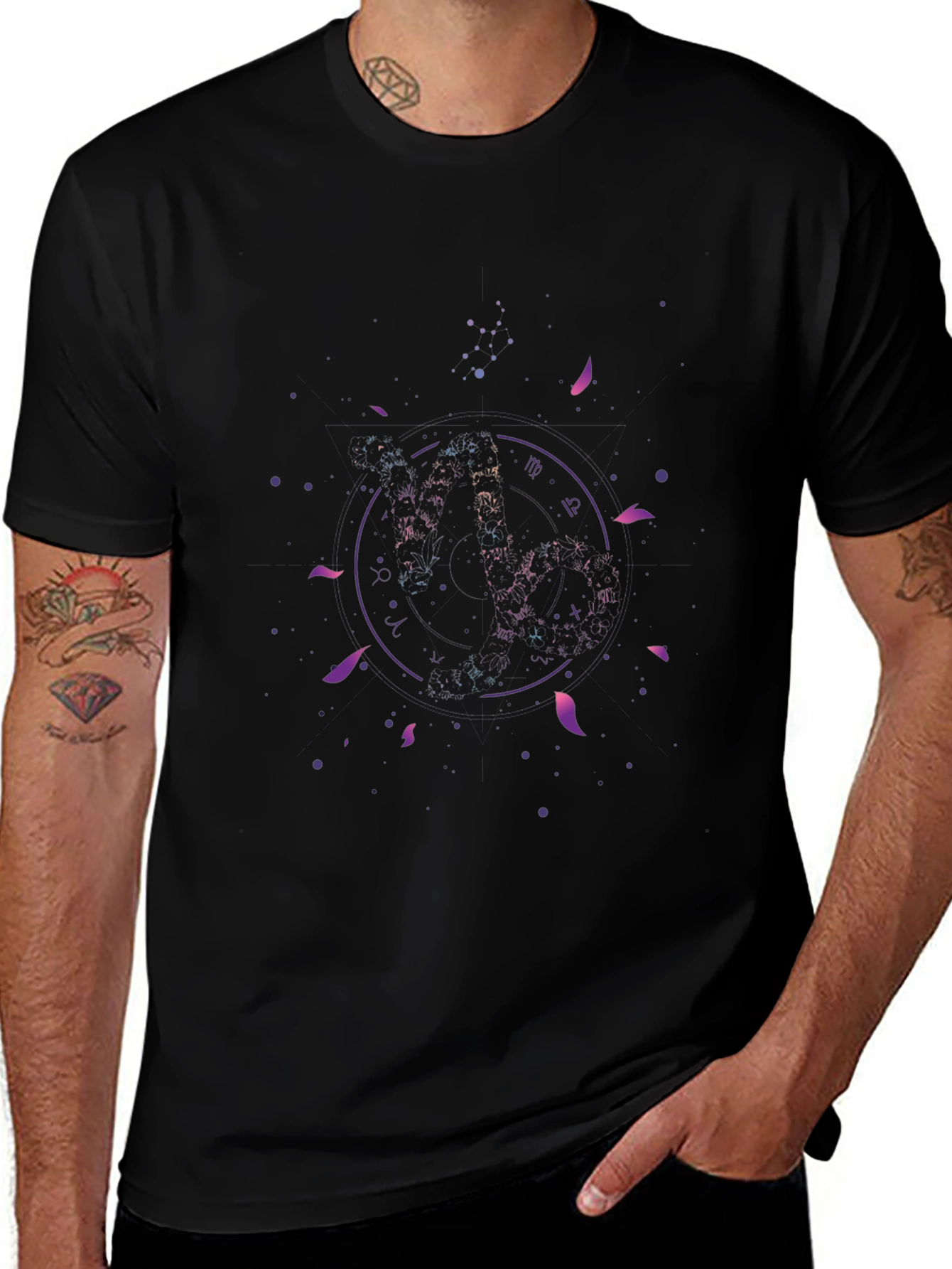 Camiseta Negra Estampado Zodiacal Cósmico