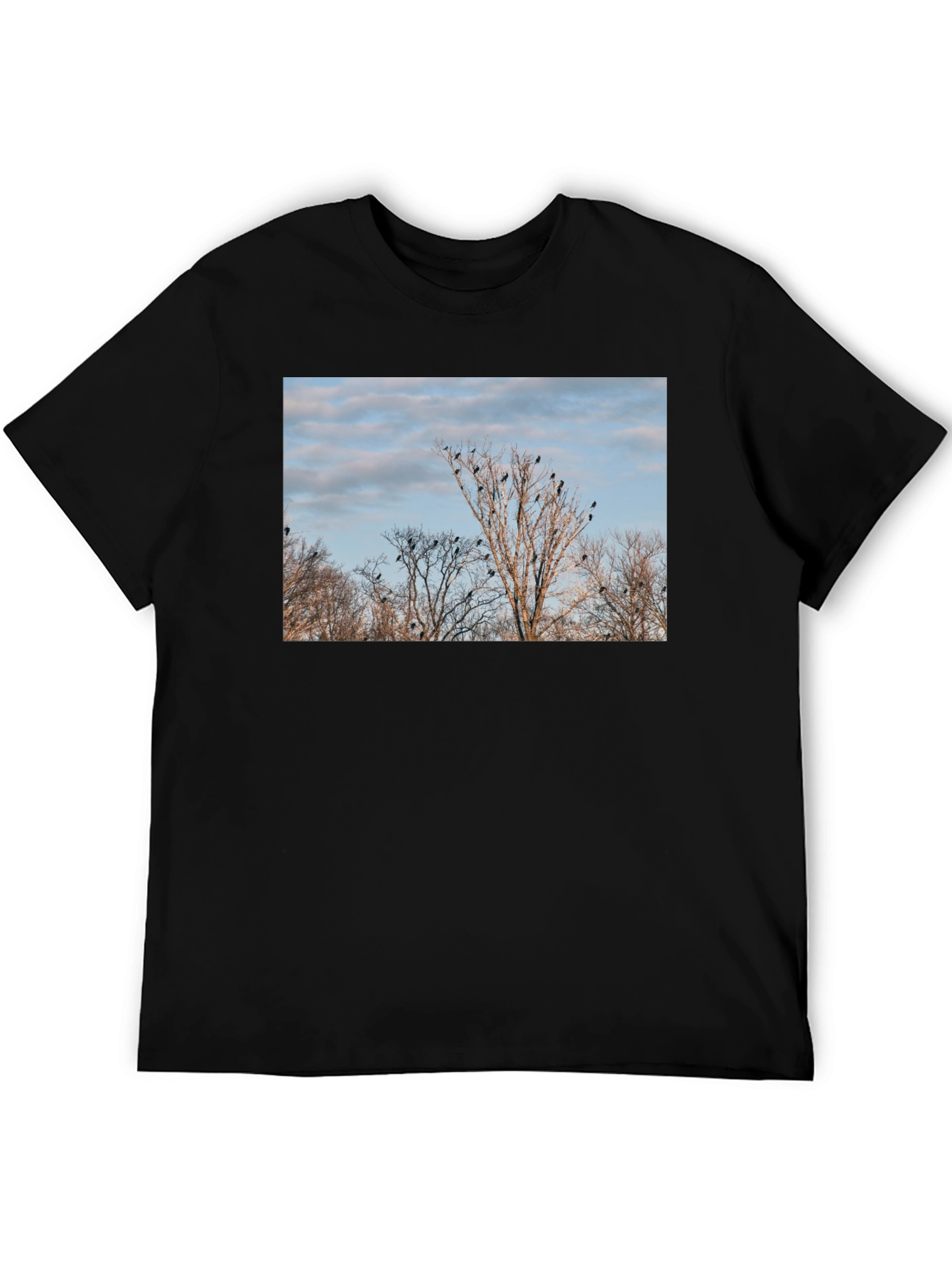 Camiseta Negra con Diseño de Árboles y Cuervos