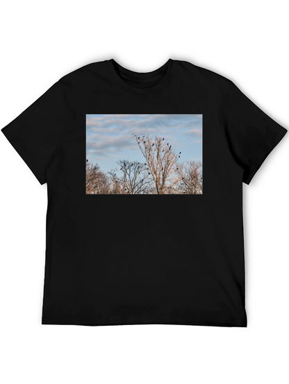 Camiseta Negra con Diseño de Árboles y Cuervos