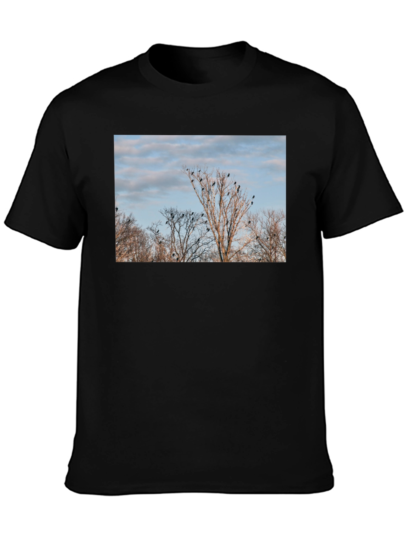 Camiseta Negra con Diseño de Árboles y Cuervos