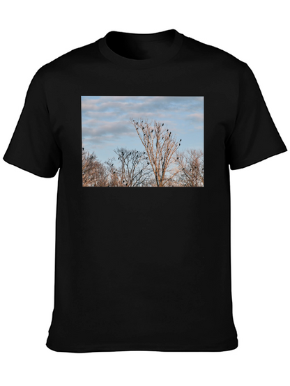 Camiseta Negra con Diseño de Árboles y Cuervos