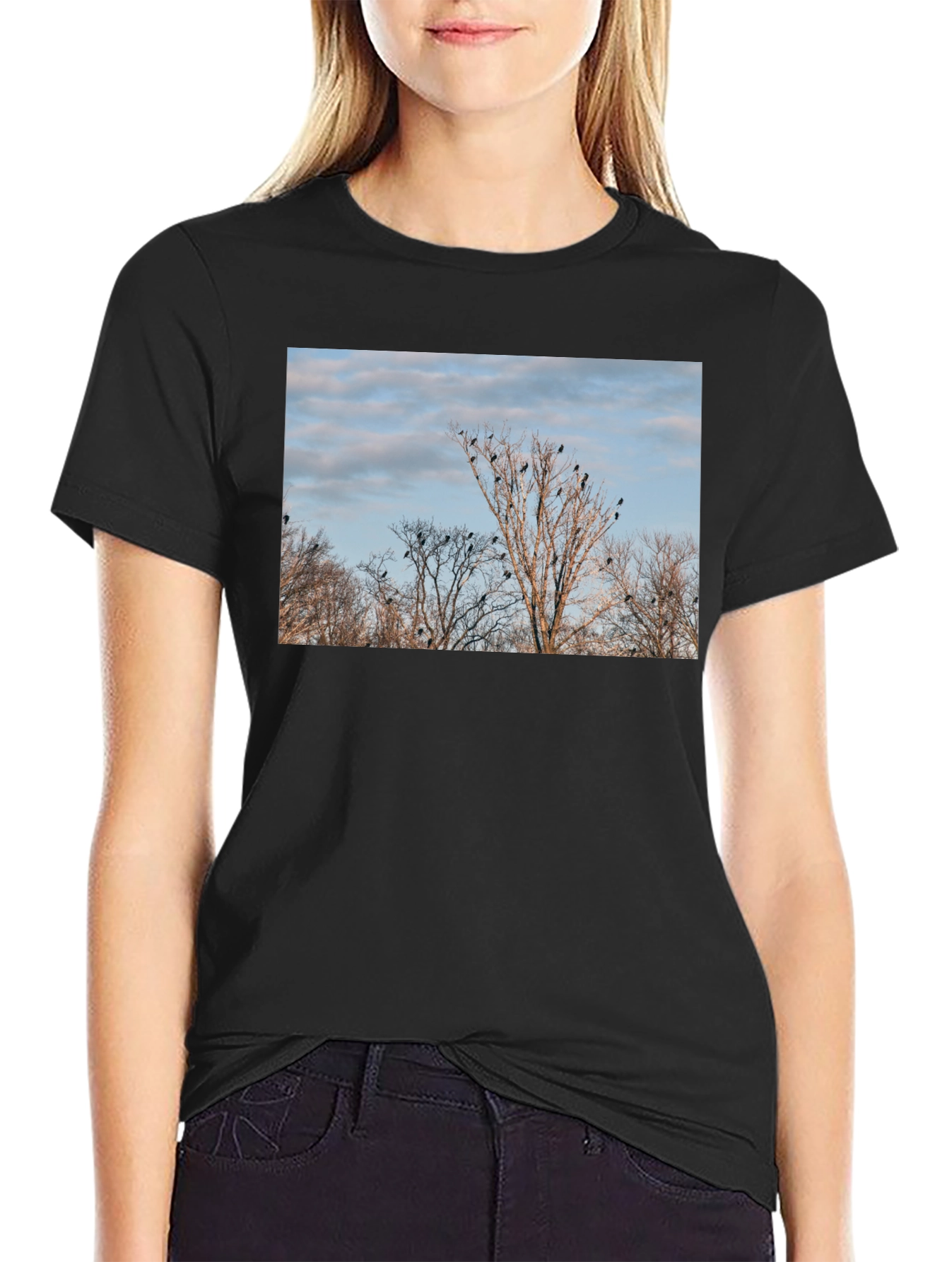 Camiseta Negra con Diseño de Árboles y Cuervos