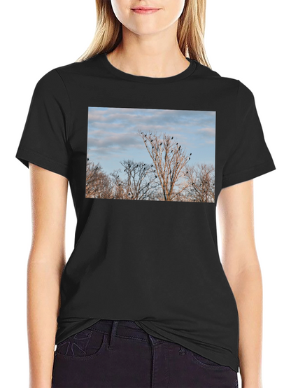 Camiseta Negra con Diseño de Árboles y Cuervos
