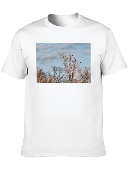 Camiseta Negra con Diseño de Árboles y Cuervos