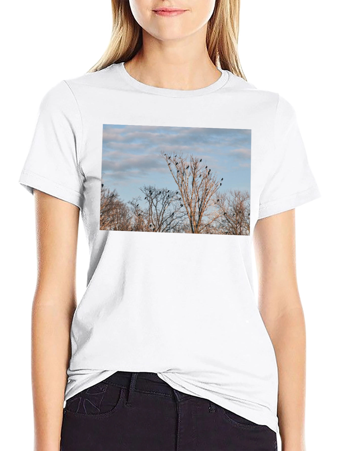 Camiseta Negra con Diseño de Árboles y Cuervos