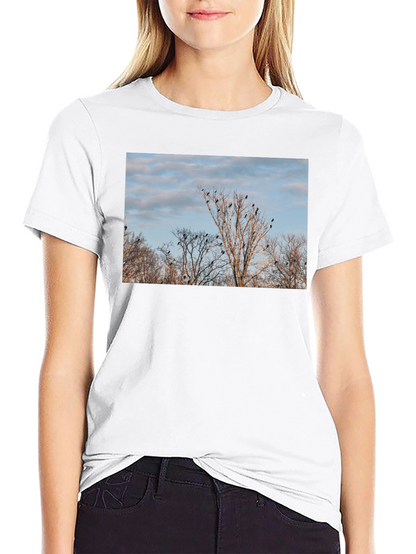 Camiseta Negra con Diseño de Árboles y Cuervos