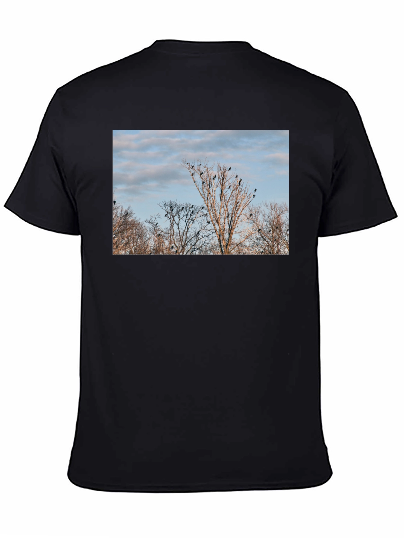 Camiseta Negra con Diseño de Árboles y Cuervos