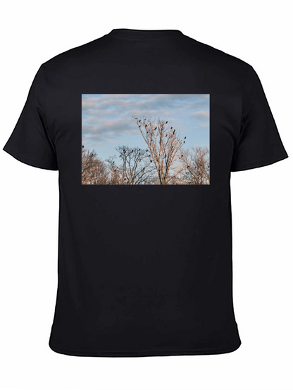 Camiseta Negra con Diseño de Árboles y Cuervos