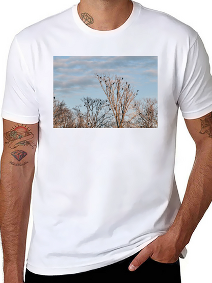 Camiseta Negra con Diseño de Árboles y Cuervos