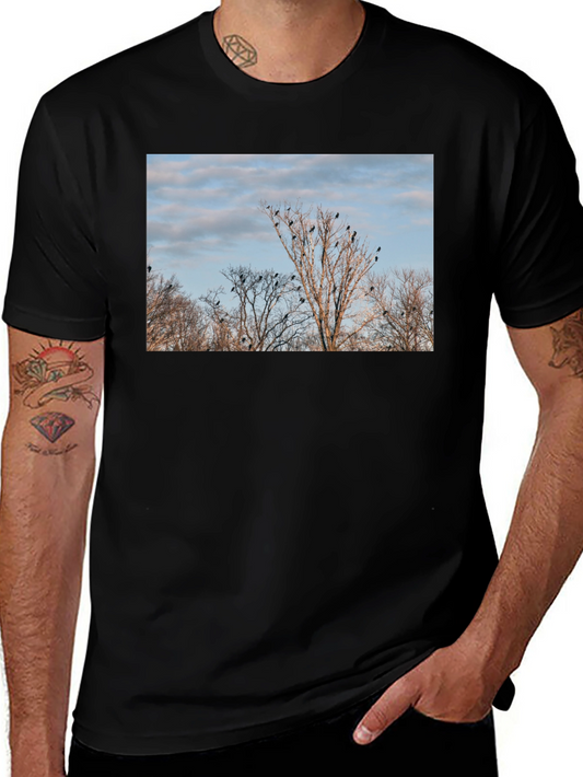 Camiseta Negra con Diseño de Árboles y Cuervos