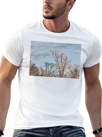 Camiseta Negra con Diseño de Árboles y Cuervos