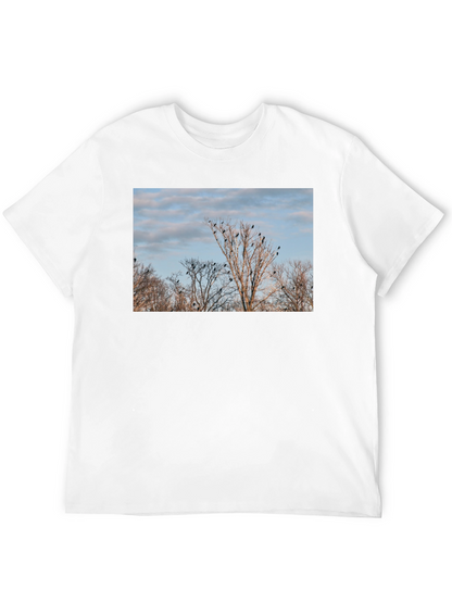 Camiseta Negra con Diseño de Árboles y Cuervos
