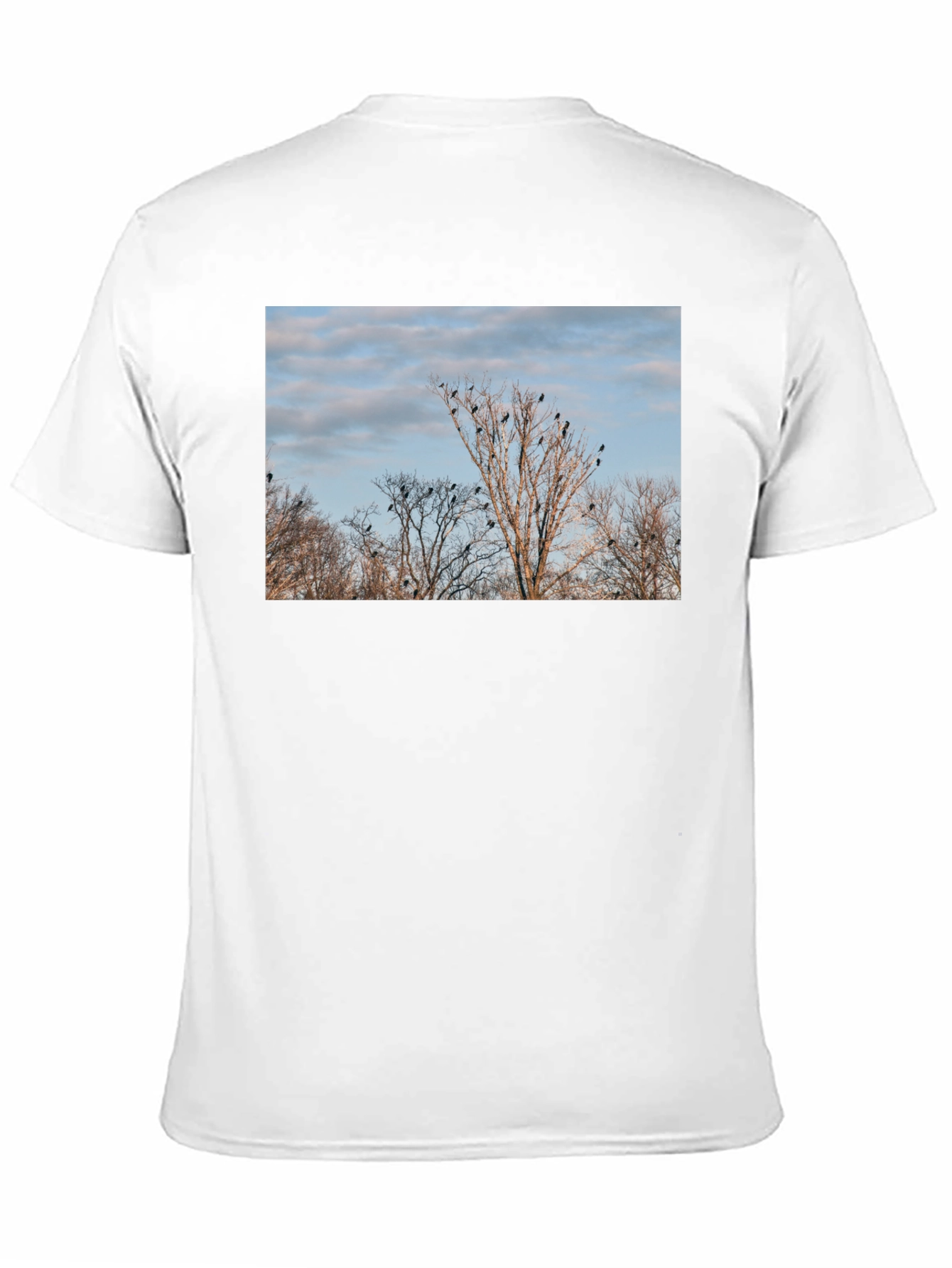 Camiseta Negra con Diseño de Árboles y Cuervos