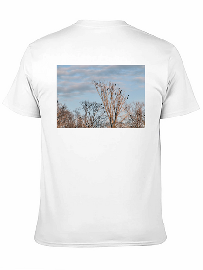Camiseta Negra con Diseño de Árboles y Cuervos