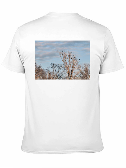 Camiseta Negra con Diseño de Árboles y Cuervos