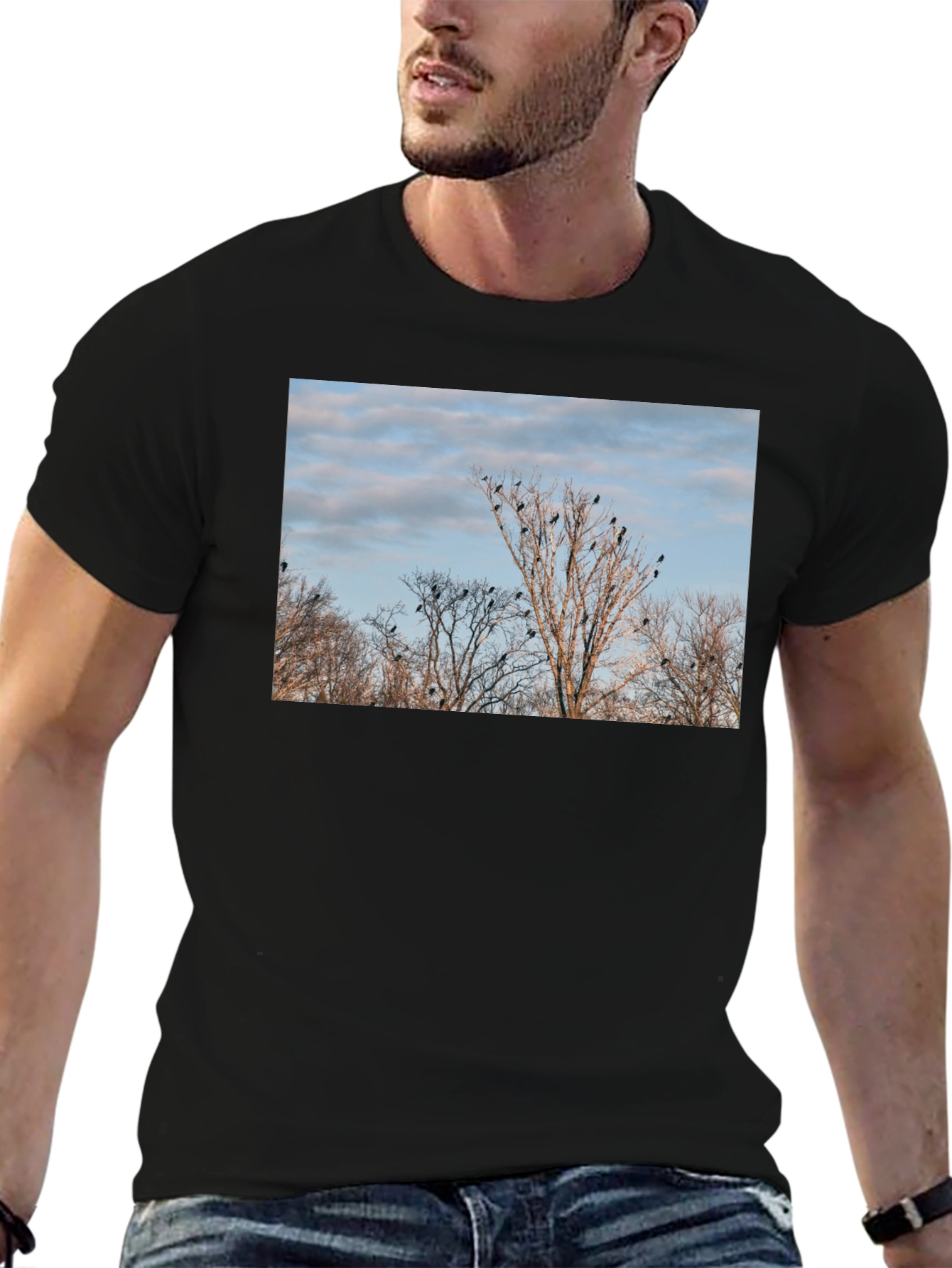 Camiseta Negra con Diseño de Árboles y Cuervos