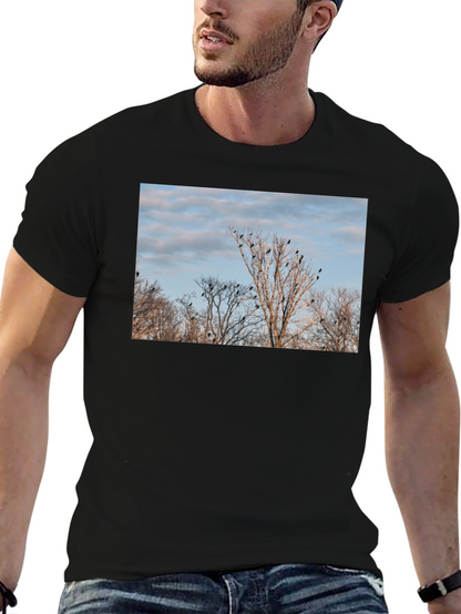 Camiseta Negra con Diseño de Árboles y Cuervos