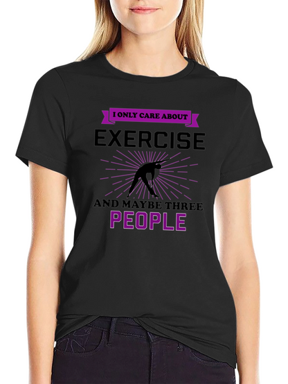 Camiseta Negra: Ejercicio y Tres Personas