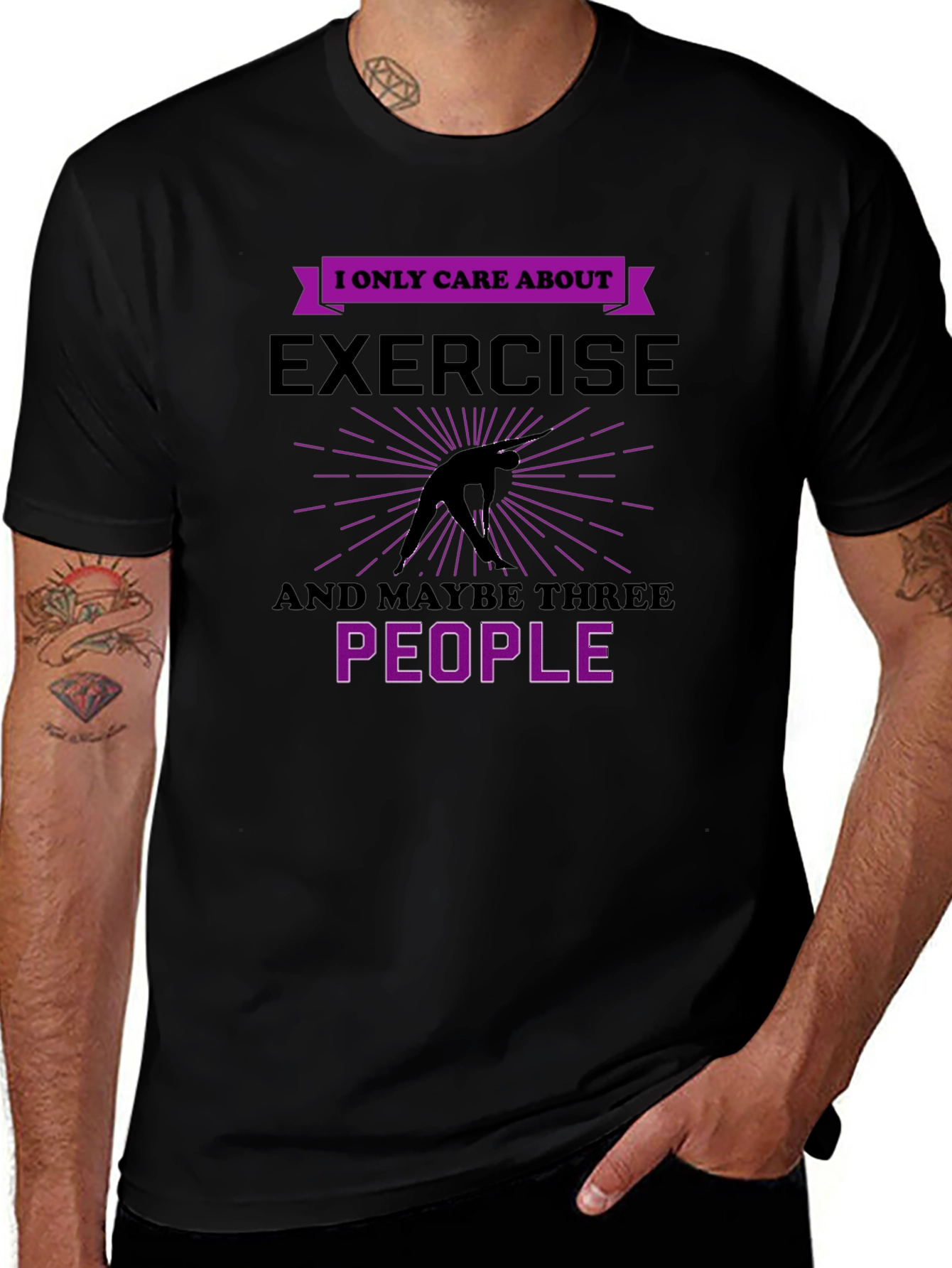 Camiseta Negra: Ejercicio y Tres Personas