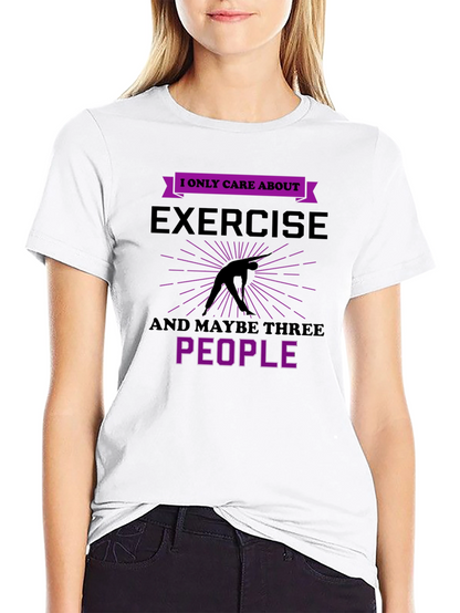 Camiseta Negra: Ejercicio y Tres Personas