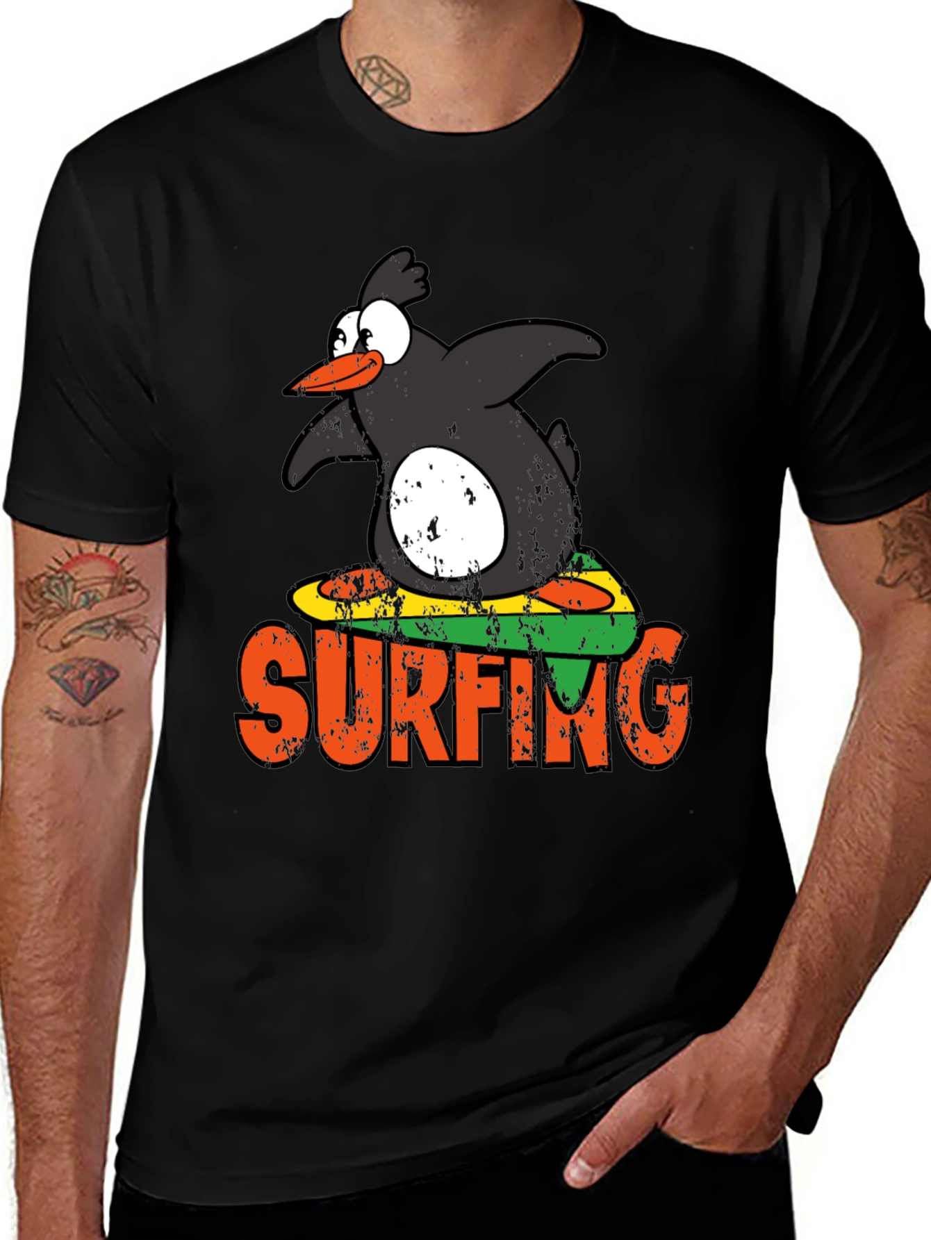 Camiseta Negra Pingüino Surfista Divertida