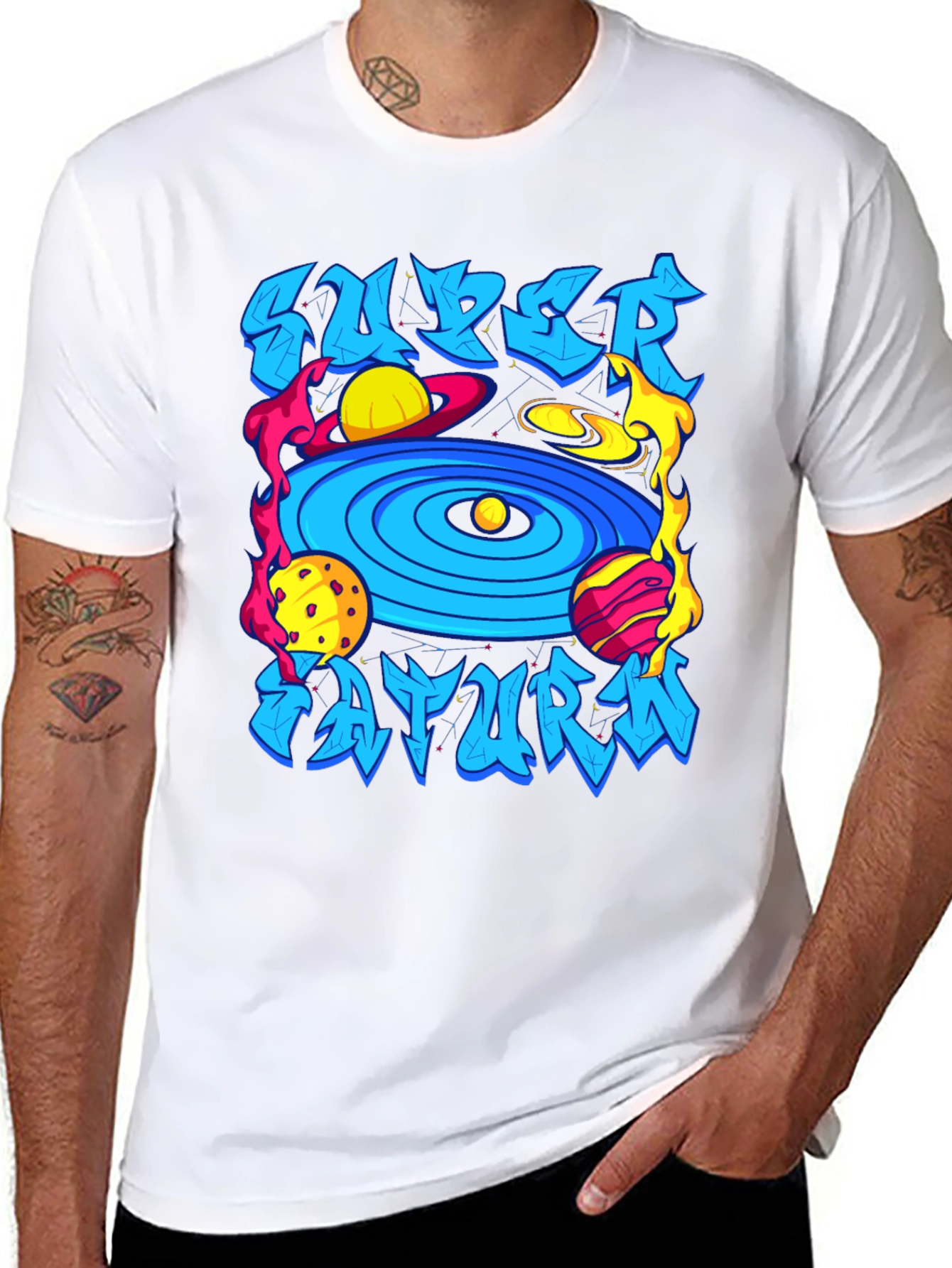 Camiseta Negra Super Saturno Estampada