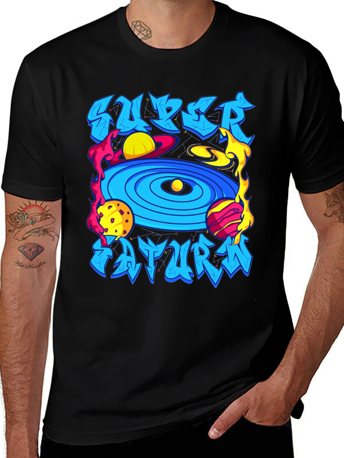 Camiseta Negra Super Saturno Estampada