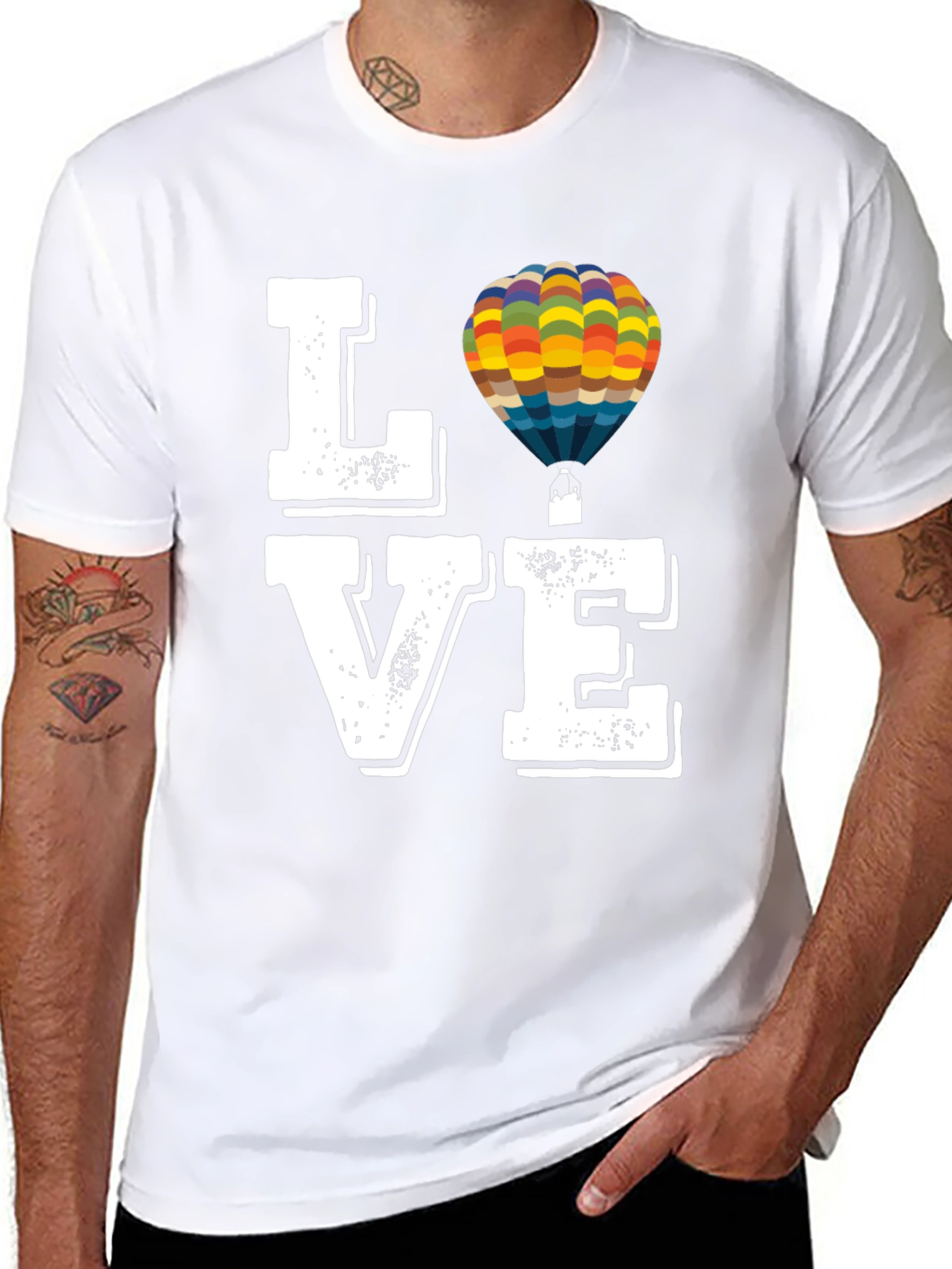 Camiseta Negra con Diseño LOVE y Globo Aerostático