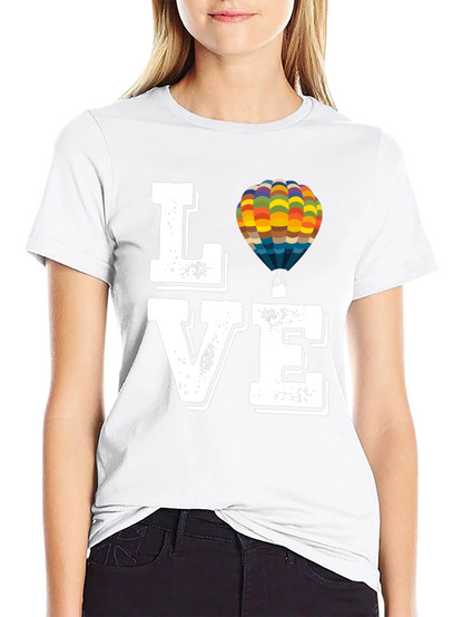 Camiseta Negra con Diseño LOVE y Globo Aerostático