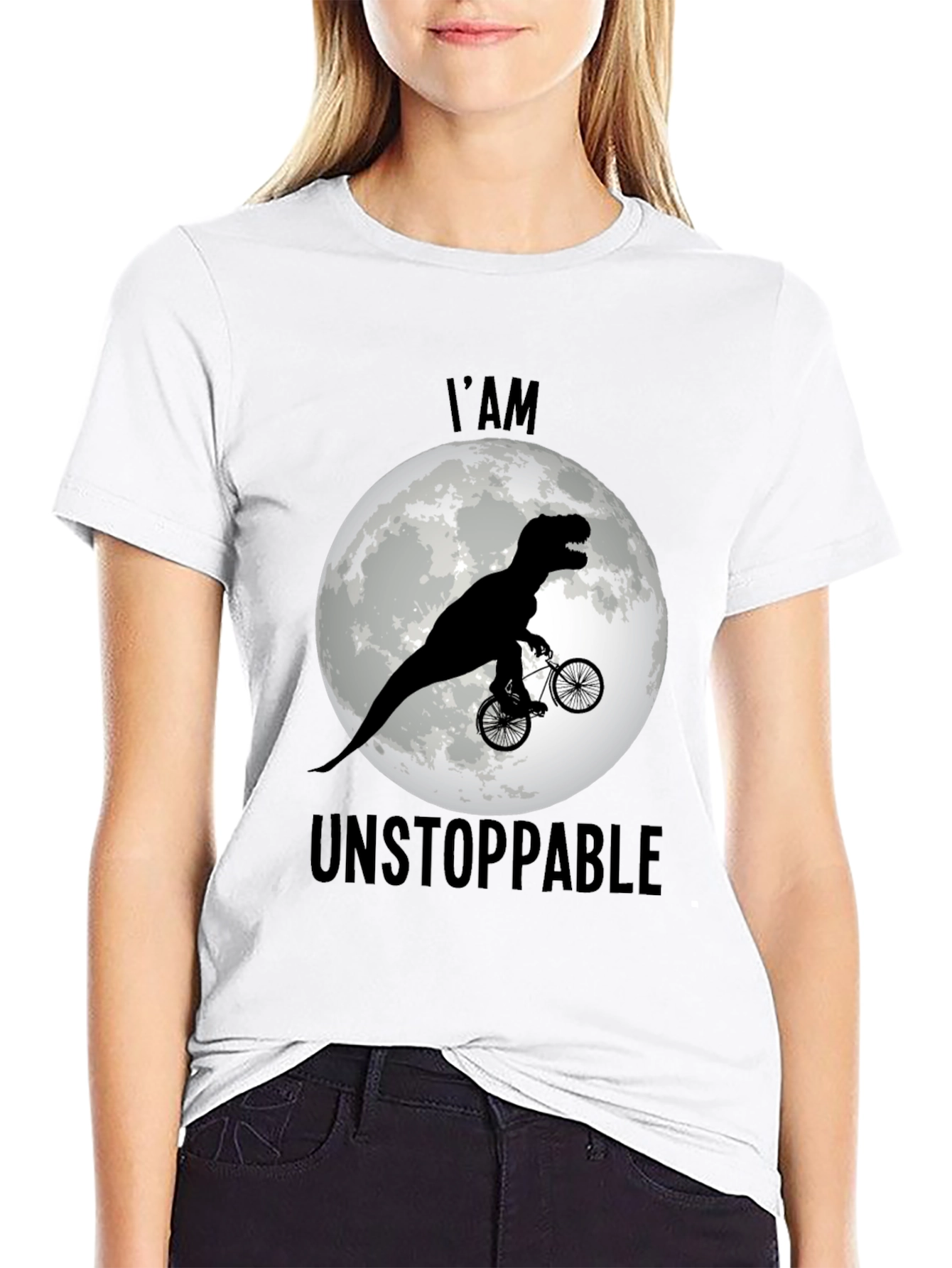 Camiseta Negra: Dinosaurio Imparable en Bicicleta