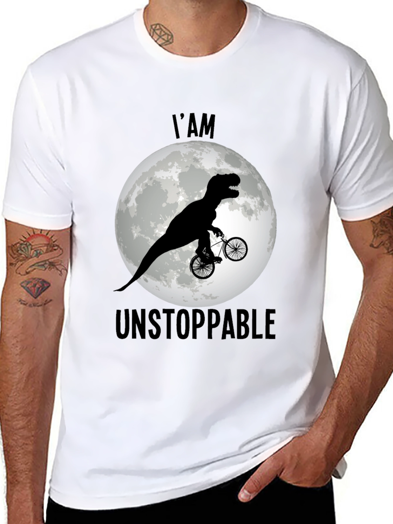 Camiseta Negra: Dinosaurio Imparable en Bicicleta