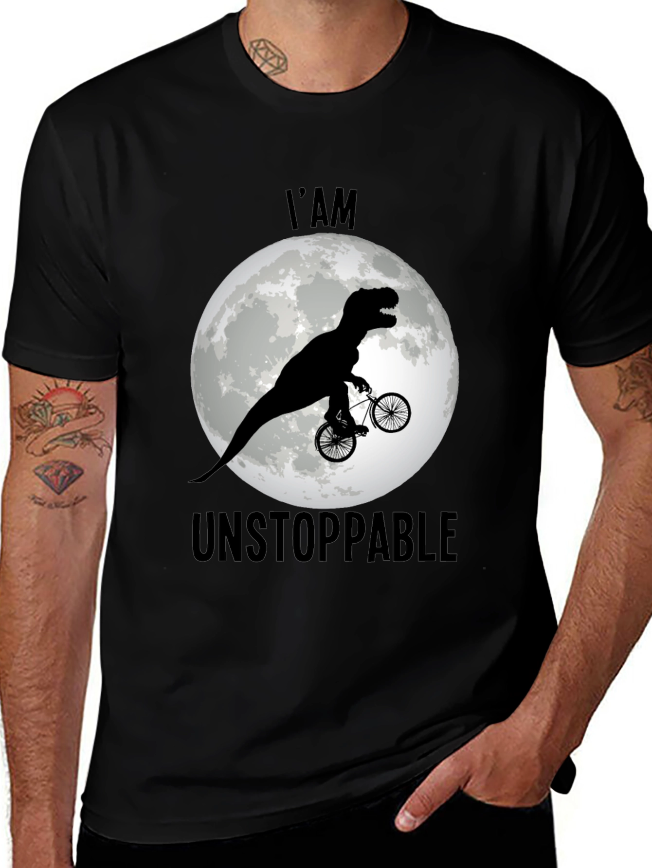 Camiseta Negra: Dinosaurio Imparable en Bicicleta