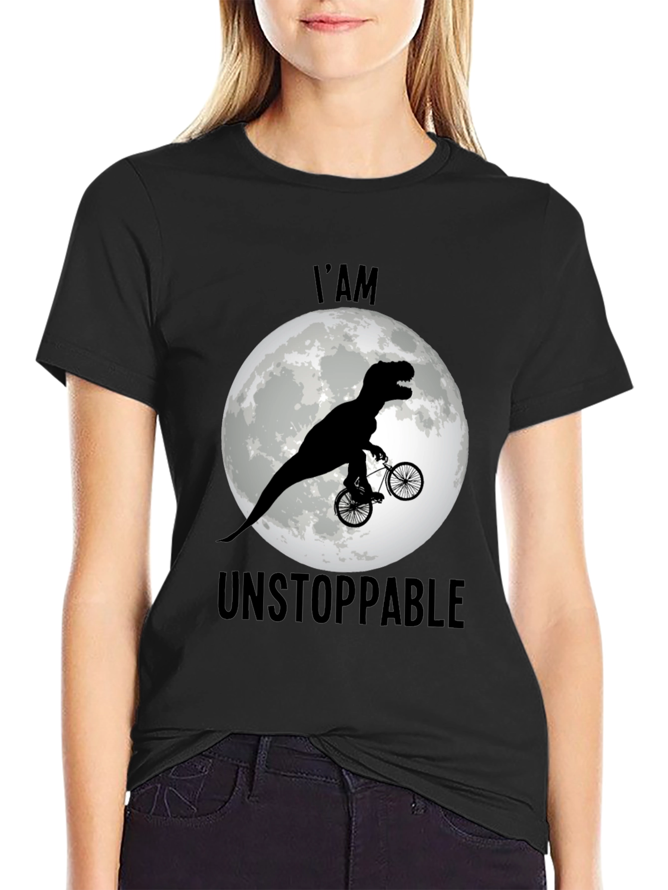 Camiseta Negra: Dinosaurio Imparable en Bicicleta