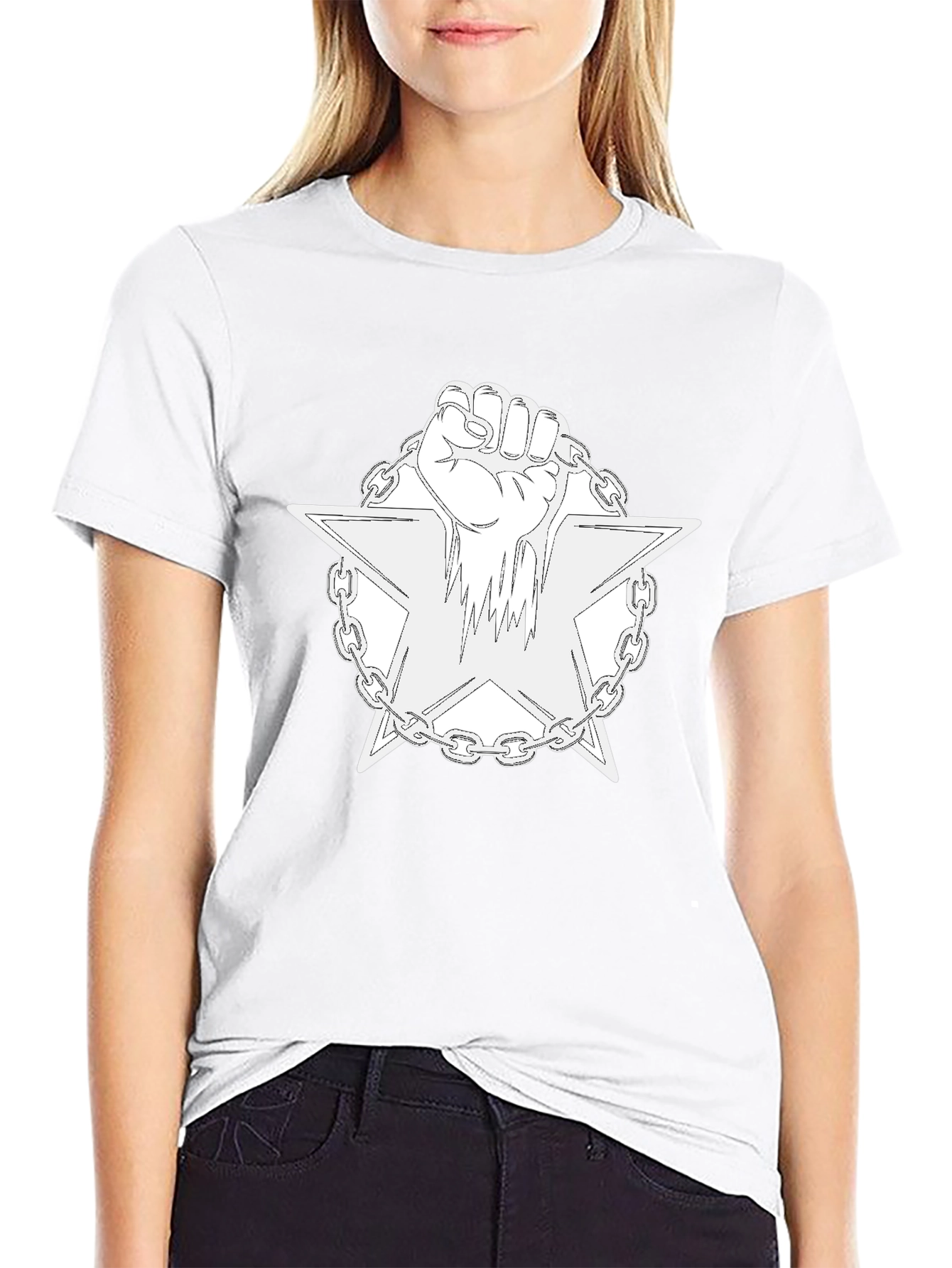 Camiseta Negra con Diseño de Puño y Estrella Encadenada