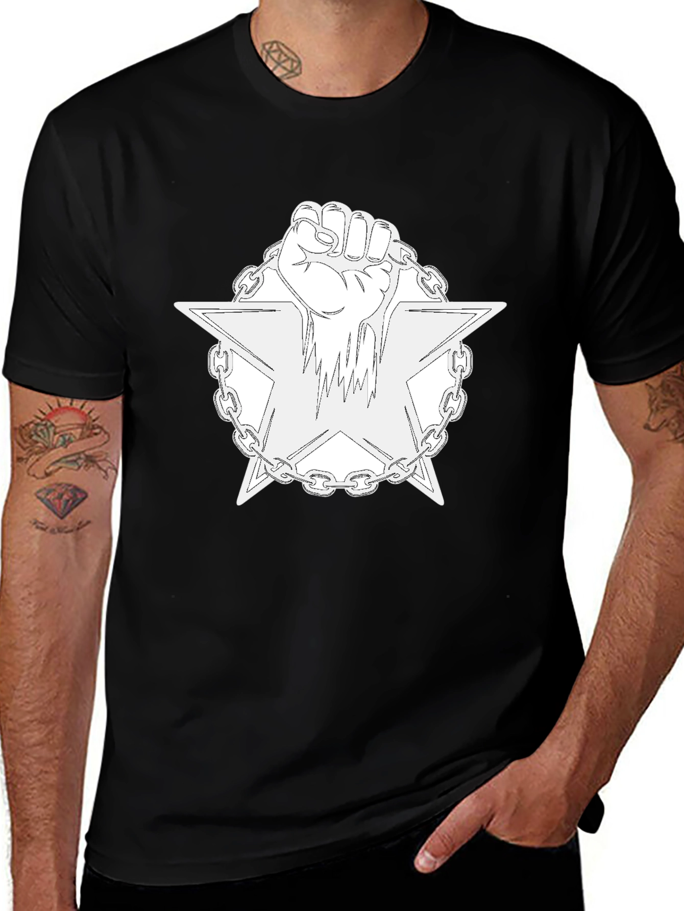Camiseta Negra con Diseño de Puño y Estrella Encadenada