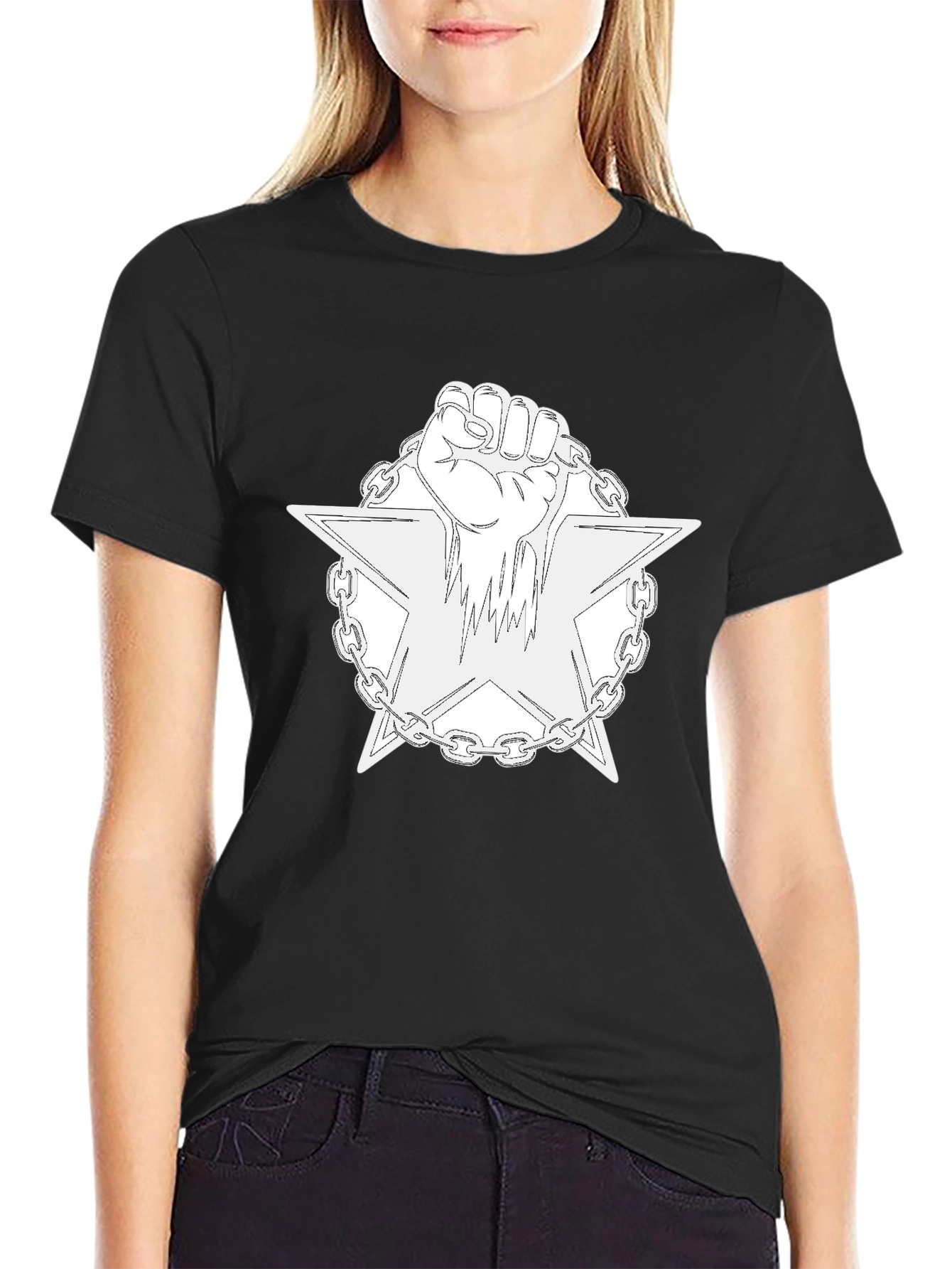 Camiseta Negra con Diseño de Puño y Estrella Encadenada