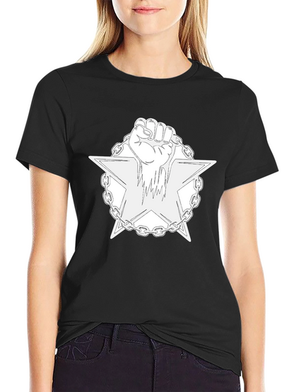 Camiseta Negra con Diseño de Puño y Estrella Encadenada