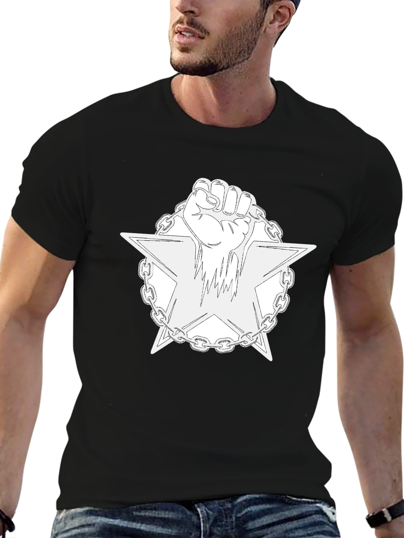 Camiseta Negra con Diseño de Puño y Estrella Encadenada