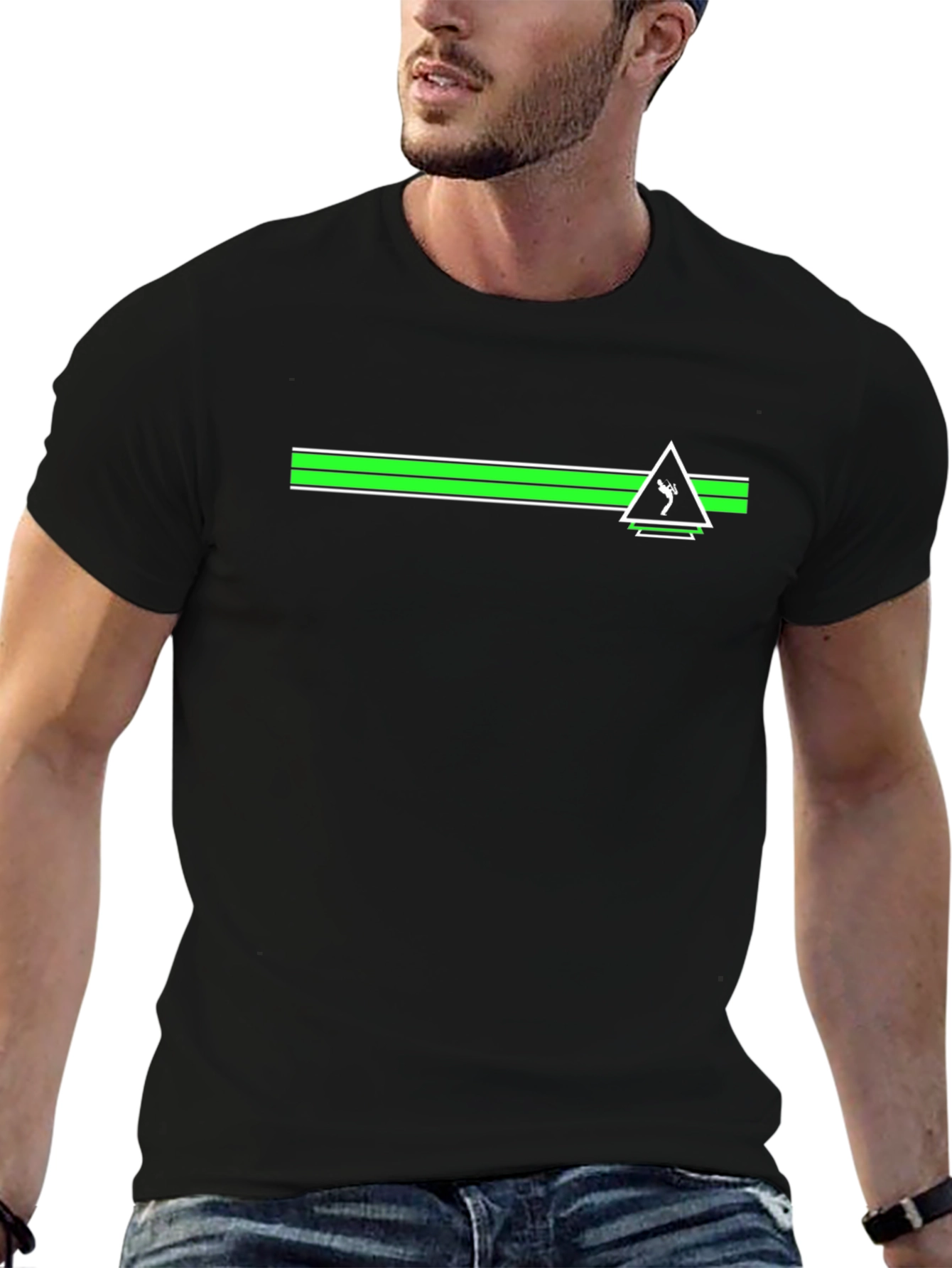 Camiseta Negra con Diseño Geométrico Verde y Blanco