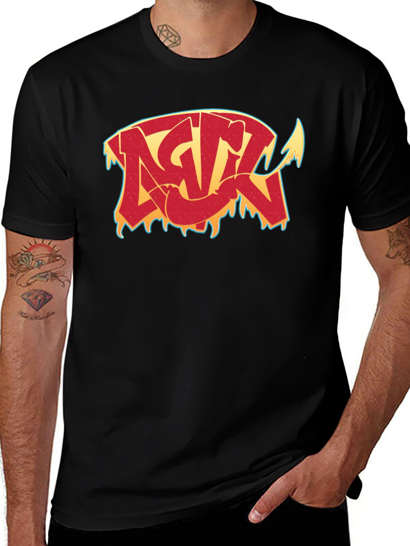 Camiseta Negra con Diseño Gráfico Estilizado