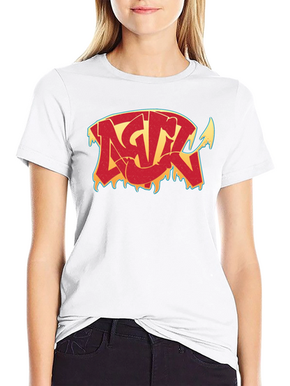 Camiseta Negra con Diseño Gráfico Estilizado