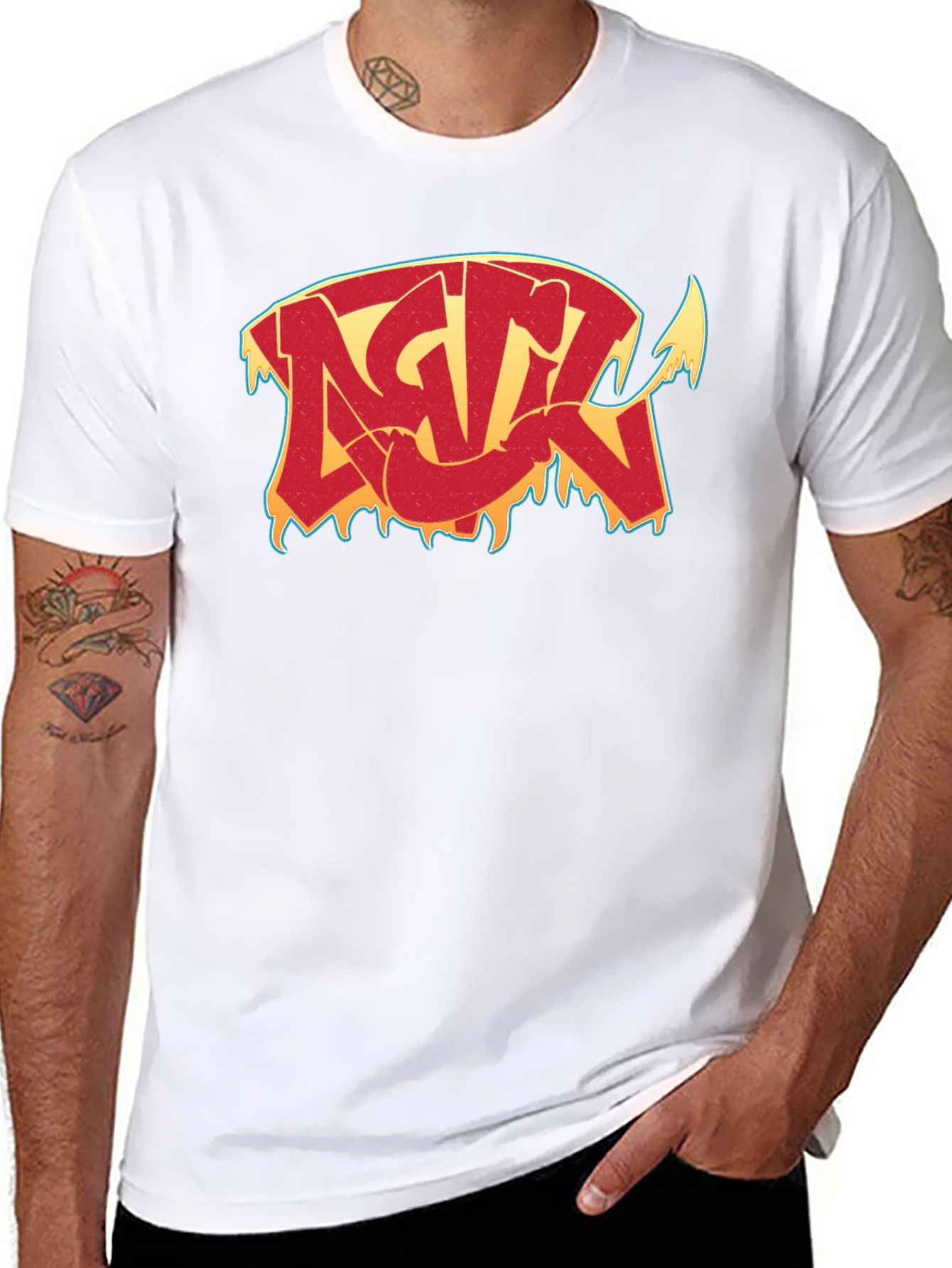Camiseta Negra con Diseño Gráfico Estilizado
