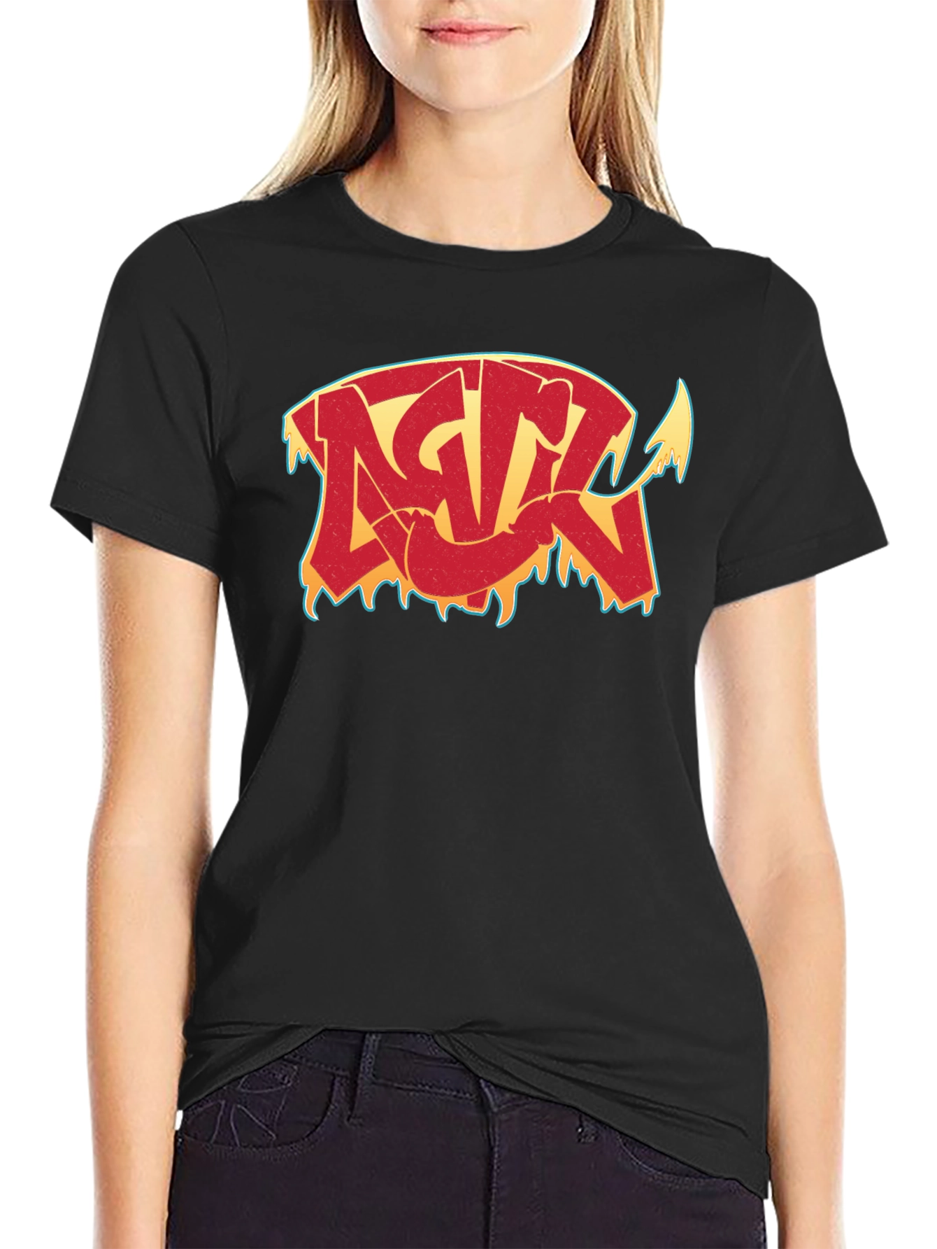 Camiseta Negra con Diseño Gráfico Estilizado