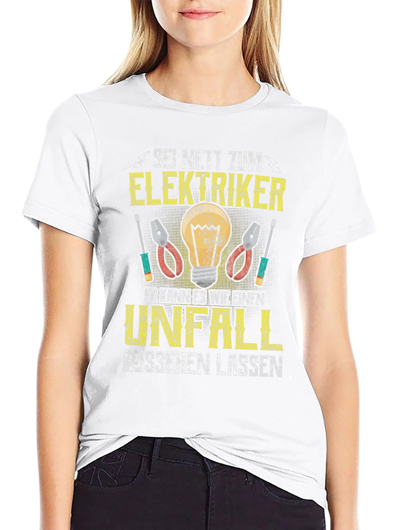 Camiseta Negra con Diseño Eléctrico Gracioso