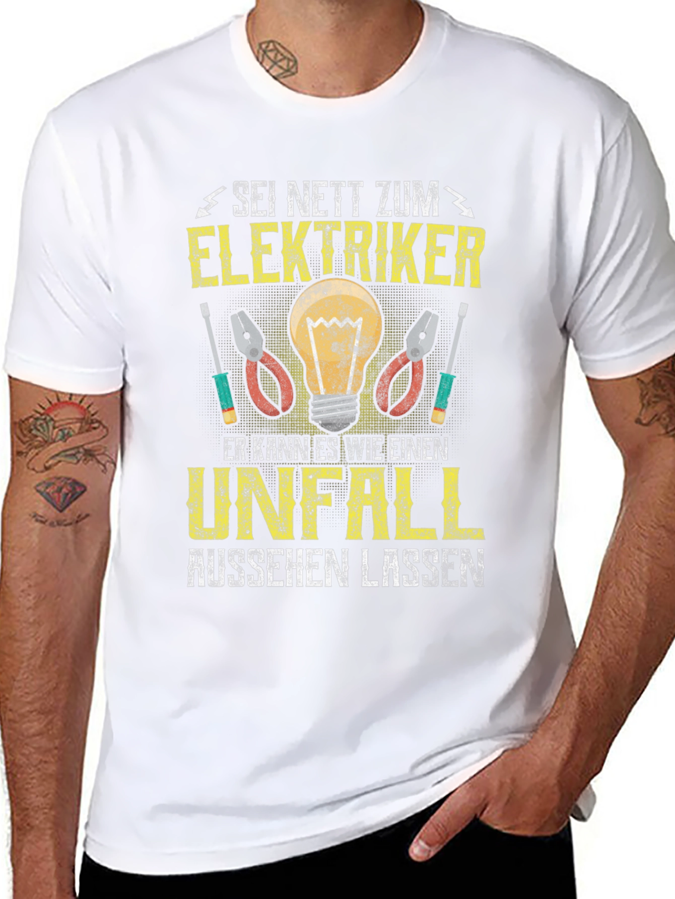 Camiseta Negra con Diseño Eléctrico Gracioso