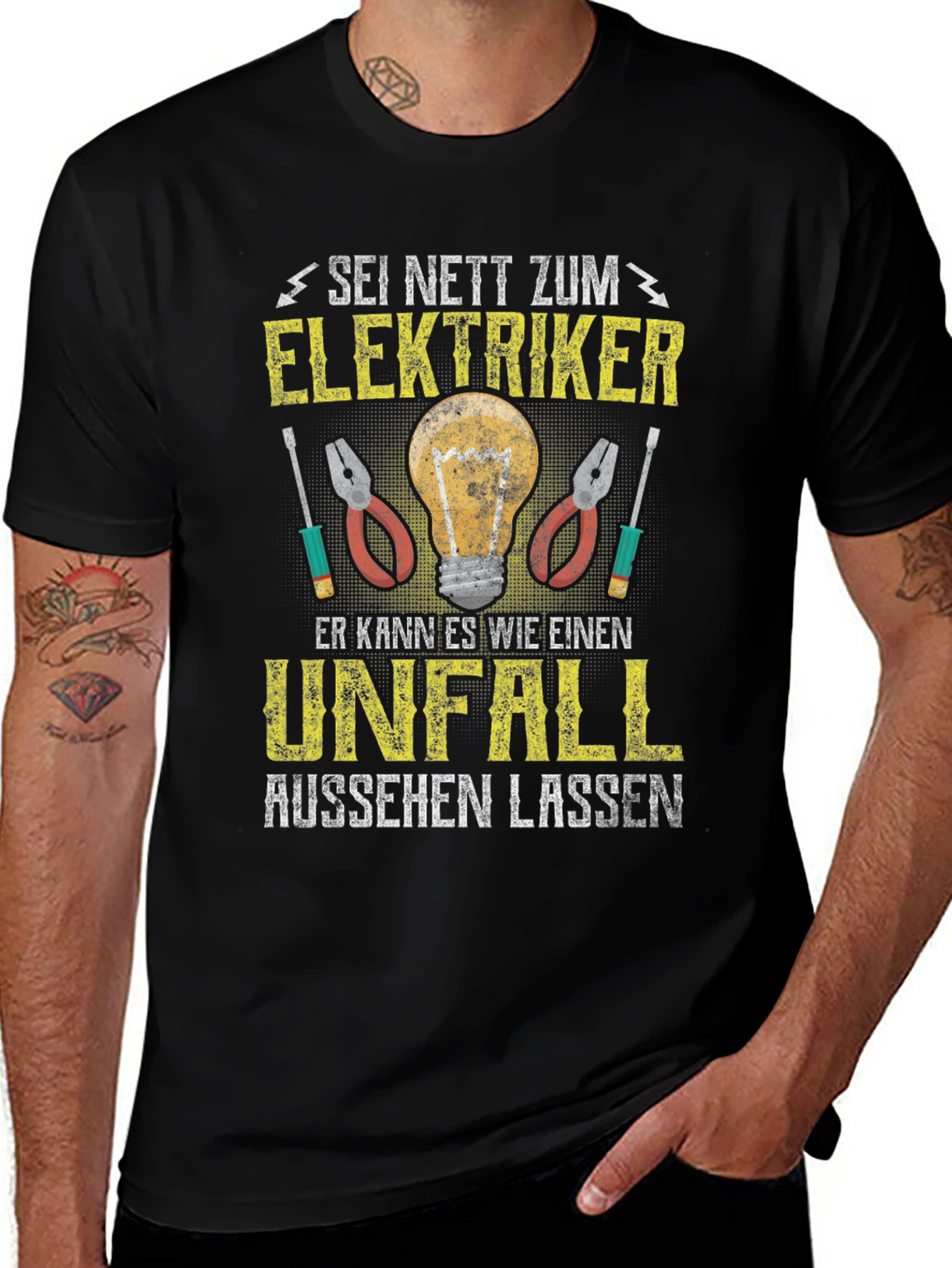 Camiseta Negra con Diseño Eléctrico Gracioso