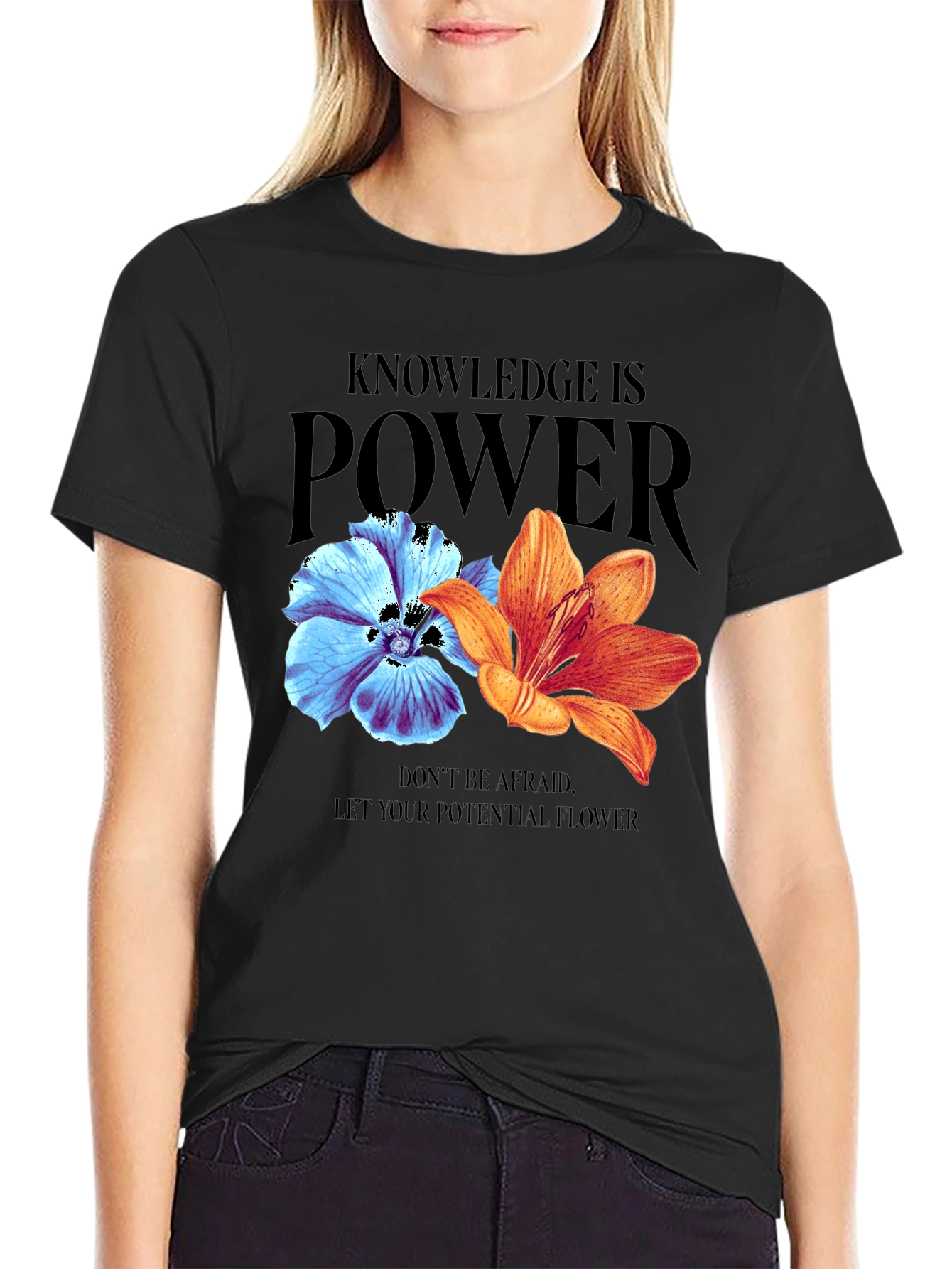 Camiseta Negra Flores: Conocimiento es Poder